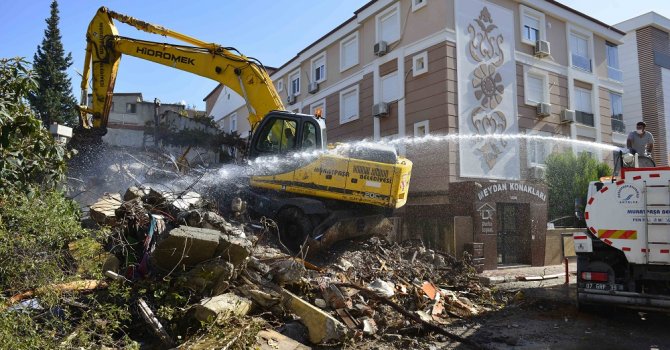 Kaçak, metruk bina yıkıldı