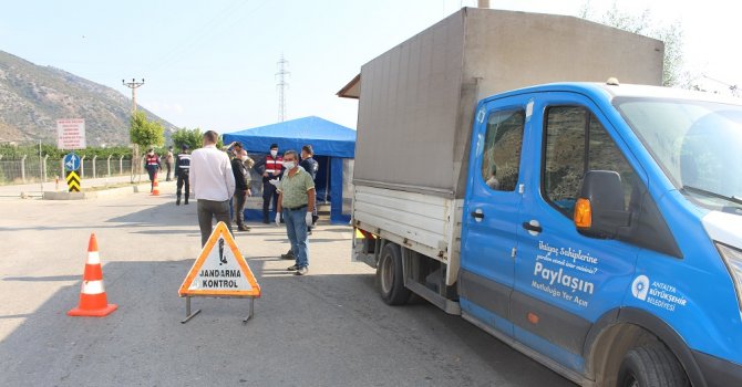 Büyükşehir’den karantinadaki Finike Yuvalı’ya gıda desteği