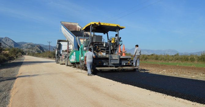 Döşemealtı Kırkgöz yolunda sıcak asfalt çalışması