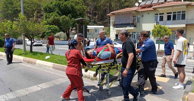 Sağlık ocağı önünde kaza yaptılar, ilk müdahale merkezde görevli doktorlardan geldi