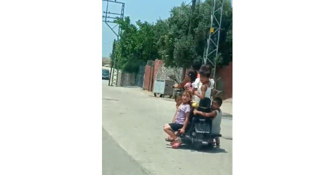 8 çocuk elektrikli motosikletle firarda, o anlar kamerada