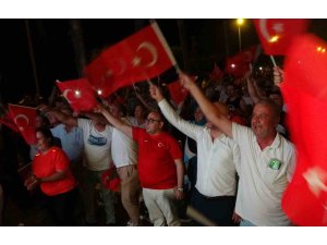 Mersin’de milli maç coşkusu, gol anlarının heyecanı görüntülere yansıdı