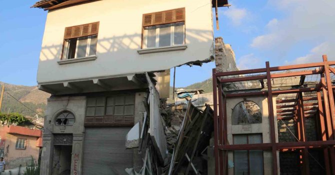 Hatay’da 2 katlı hasarlı binada çökme meydana geldi