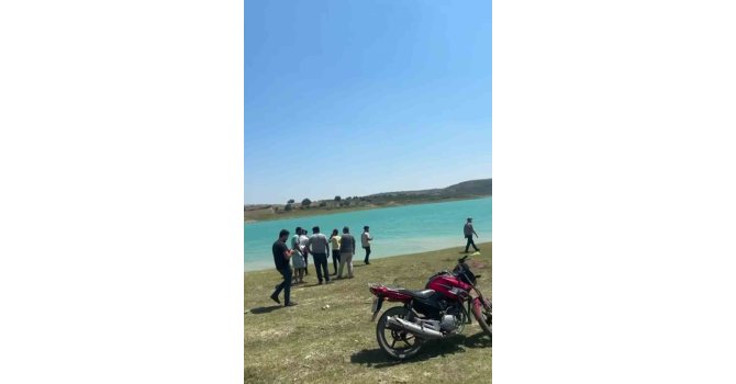 Baraj gölüne giren genç boğuldu