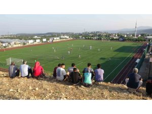 Erkekler sahada, futbolsever kadınlar tribünde