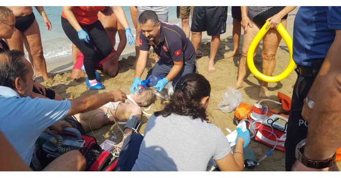 Denizde boğulma tehlikesi geçiren adam kalp masajı ve elektro şokla hayata döndürüldü