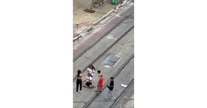 Tramvay yolunda kadınların saç saça baş başa kavgası kamerada