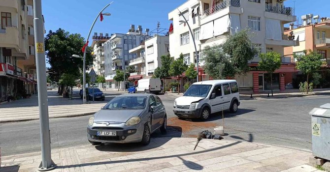 Kavşaktaki kaza ucuz atlatıldı, şiddetli çarpışmada yaralanan olmadı