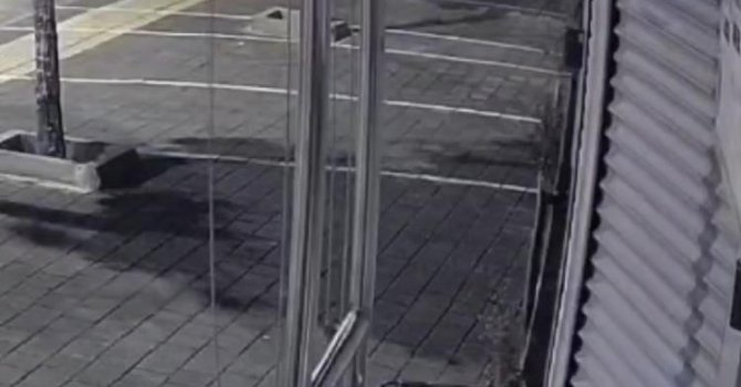 Yoldan çıktı otomobile çarptı, hiçbir şey olmamış gibi gitti