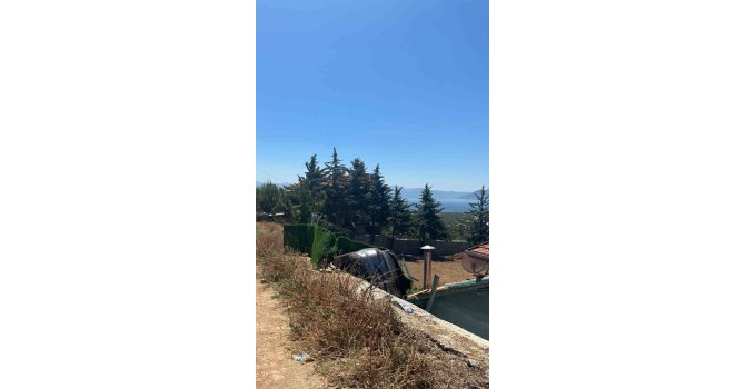 Kontrolden çıkan otomobil evin çatısı ve istinat duvarı arasına sıkıştı: 3 yaralı