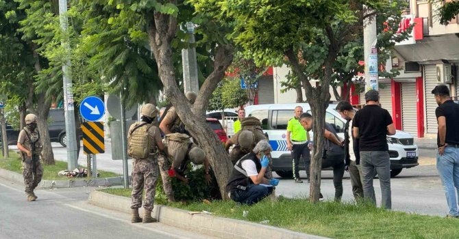 Mersin’de karakol önünde havaya ateş açan şahsı özel harekat polisi vurdu
