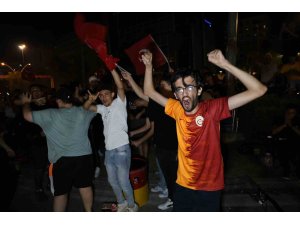 Adanalılar ’bozkurt selamı’ ile maçı izledi