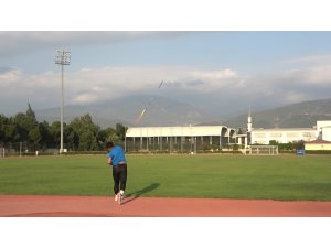 Depremzede sporcu, rekor kırarak Türkiye birincisi oldu