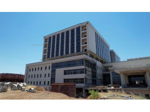 Depremin merkez üssünde hastane inşaatları sürüyor