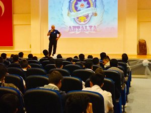 Antalya polisinden gençlere "Bilinç semineri"