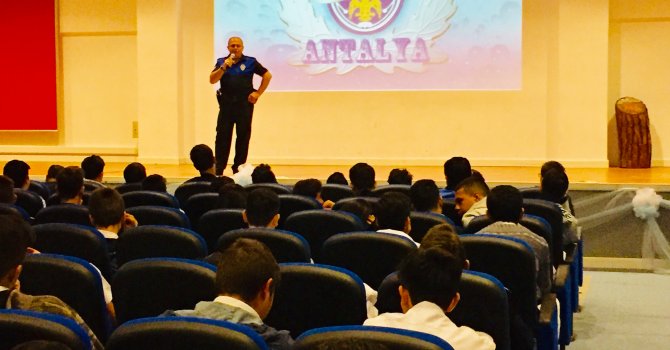 Antalya polisinden gençlere "Bilinç semineri"