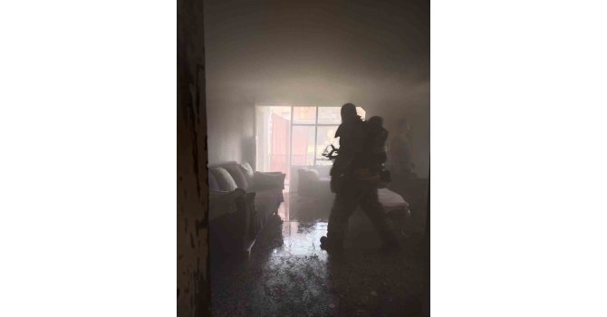 İskenderun’da yanan evde hasar oluştu