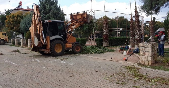 Döşemealtı’nda parklara kış bakımı