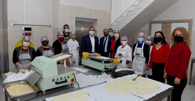 Başkan Uysal, kadınlarla erişte hazırladı