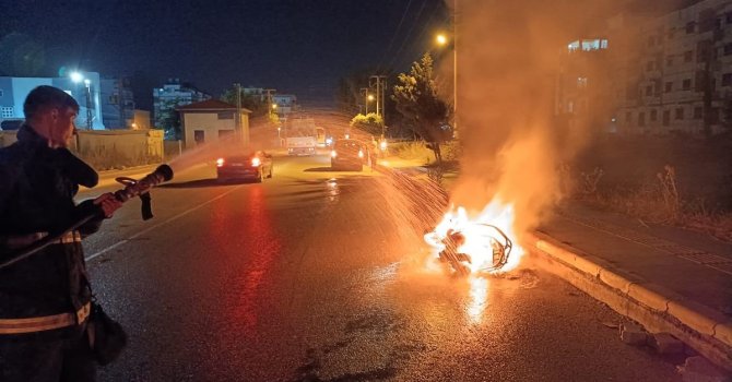 Seyir halindeki motosiklet alev aldı