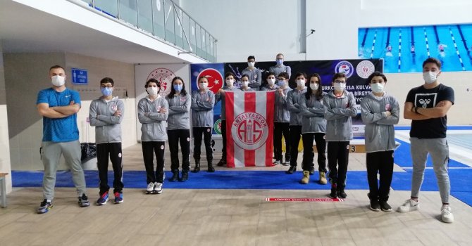 Antalyaspor yüzücüleri rekora doymuyor