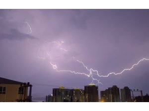 Kahramanmaraş’ta şimşekler geceyi gündüze çevirdi