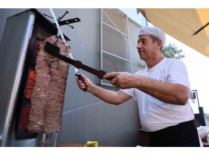 Et fiyatı düştü, iddiayı kaybetti, et döner tezgahını Meclis’e kurarak döner dağıttı