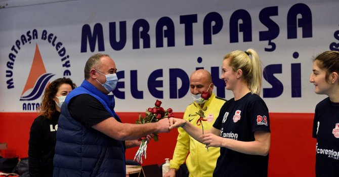 İlk antrenmana çiçeklerle geldi