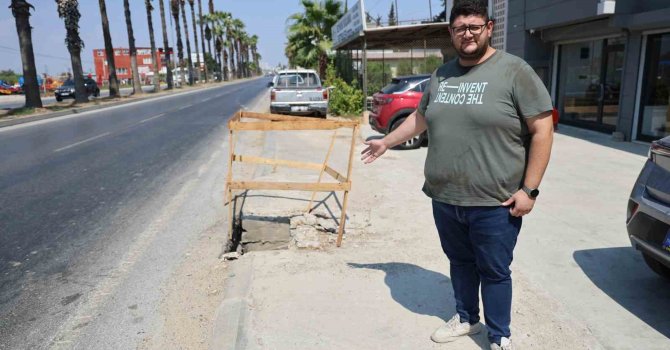 Önce etrafı kontrol etti, sonra mazgalı böyle çaldı