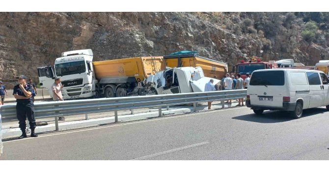Korkuteli-Antalya karayolunda iki tır çarpıştı: 3 yaralı