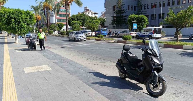 Manavgat’ta elektrikli bisiklet ile motosiklet çarpıştı: 3 yaralı