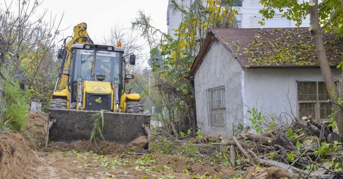 Kızıltoprak’ta yol genişletme çalışması