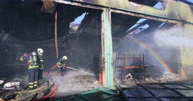 Adana’da mobilyacıda korkutan yangın, iş yeri küle döndü