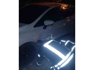 Otomobilin altında mahsur kalan köpeği itfaiye kurtardı