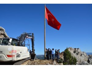 Saimbeyli kurtuluş etkinliklerine bayrak dikerek başladı