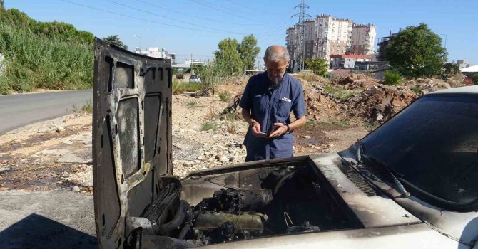 Antalya’da yanan araç kullanılamaz hale geldi