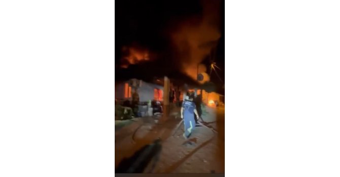 Antalya’da 2 gecekondu alev alev yandı