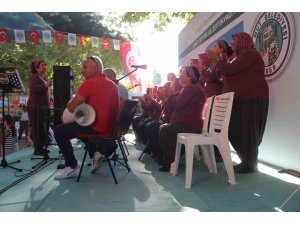 Mersin’de şalvarlı kadınlar korosu