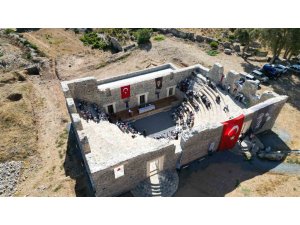 Anamur Belediyesi, meclis toplantısını 2 bin yıllık Odeon’da yaptı