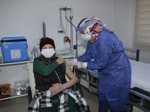 Halil Akyüz Huzurevi sakinlerine CoronaVac aşıları yapıldı