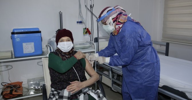 Halil Akyüz Huzurevi sakinlerine CoronaVac aşıları yapıldı