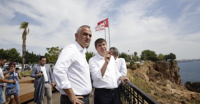 Bakan Ersoy ve Başkan Türel Konyaaltı Sahili’ni gezdi
