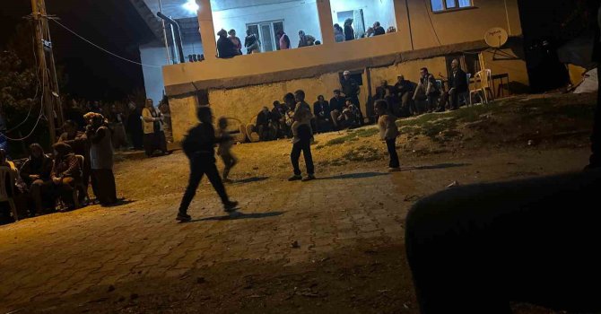 Annesini bıçaklayıp bastonla boğarak öldürdü