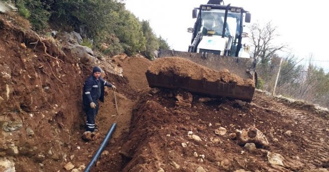 Büyükşehir İbradı’da içme suyu hattında deplase çalışması yaptı