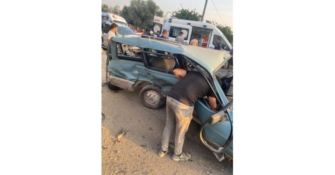 Hatay’da 3 otomobilin karıştığı kazada 5 kişi yaralandı