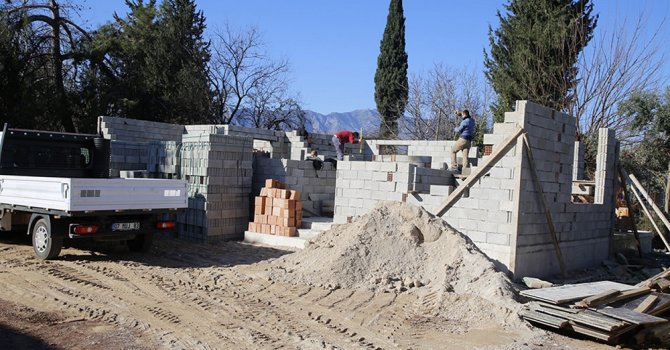 Evleri yanan ailelere Döşemealtı Belediyesi sahip çıktı