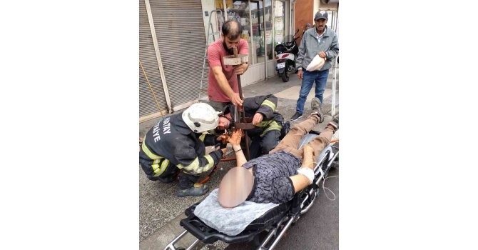 Elini kepenk makarasına sıkıştıran adamın yardımına itfaiye yetişti