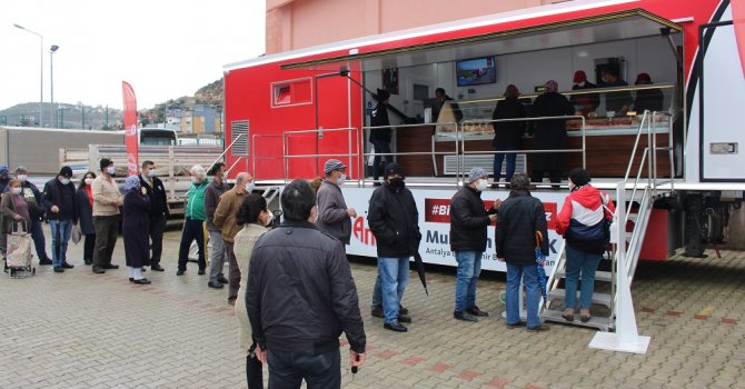Finike’de Halk Et Tırı’na yoğun ilgi