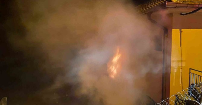 Antalya’da 2 katlı evde yangın çıktı