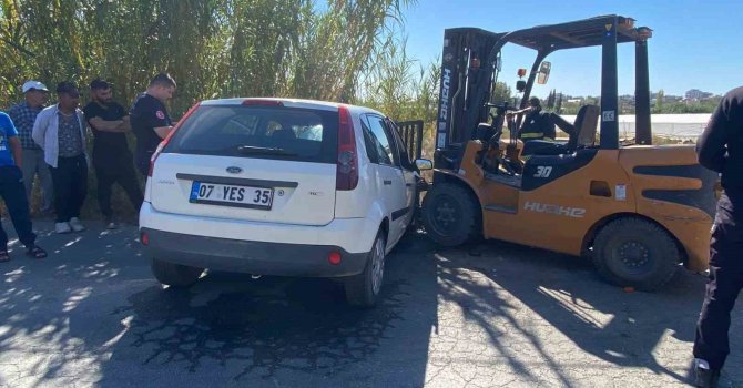 Serik’te forklift otomobilin motoruna saplandı, otomobil sürücüsü yaralandı